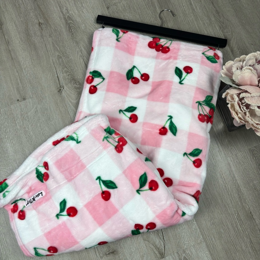 Luv Betsey Ultra Soft Plush Throw by Betsey Johnson🍒